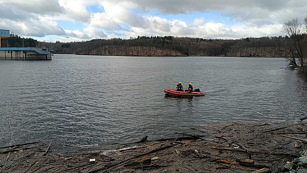 Zmizelého potápěče hledají i báňští záchranáři, kvůli proudům vypnuli elektrárnu