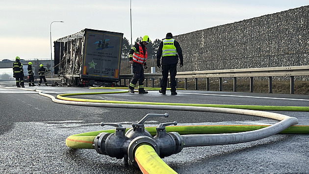 D8 u Prahy už po požáru kamionu opět jezdí, náklad bylo obtížné uhasit