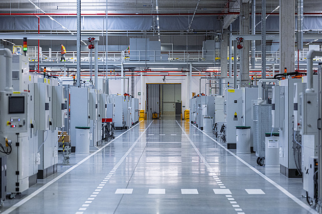 Výroba baterií pro škodovky je koncert robotů, na něco jsou však třeba ruce