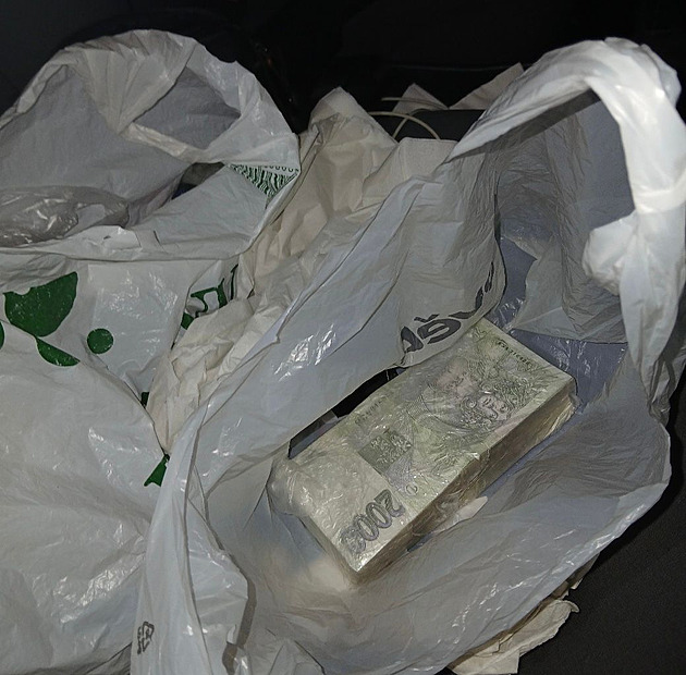 Senior odevzdal cizinci v igelitce 540 tisíc, aby se mu zhodnotily. Už mířily za hranice