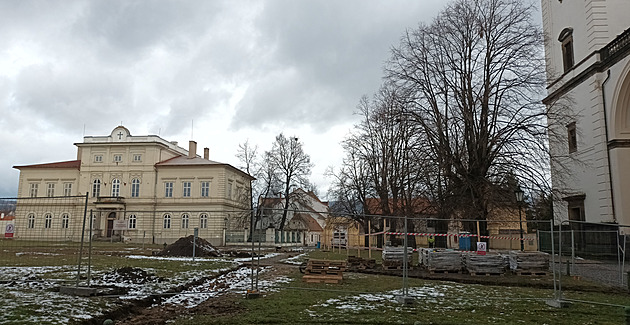 Lidi popudilo kácení u katedrály. Bude to nejhezčí park, uklidňuje je biskup