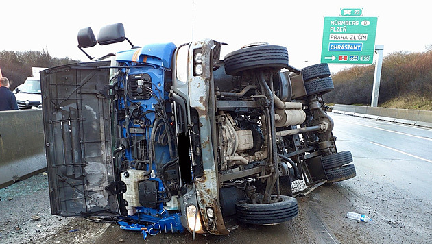 Na Pražském okruhu se převrátil náklaďák převážející bagr, tvoří se kolony