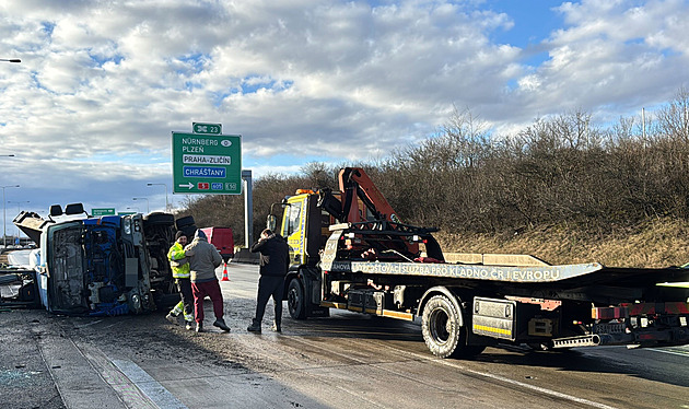Na Pražském okruhu se převrátil náklaďák převážející bagr, tvořily se kolony