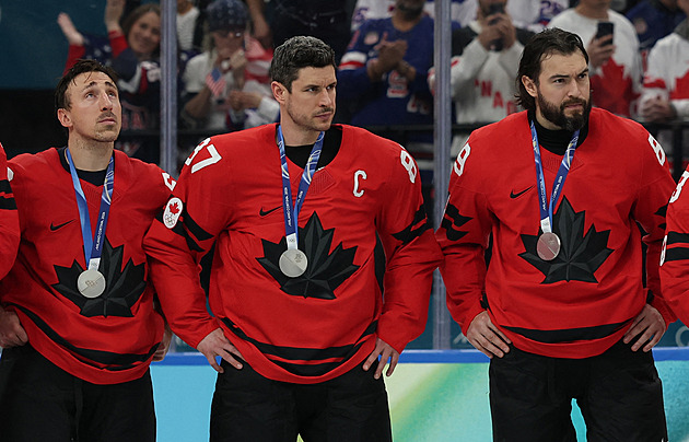 Plyšák jako cena útěchy. Stříbrné hokejisty Kanady maskot her příliš nenadchl
