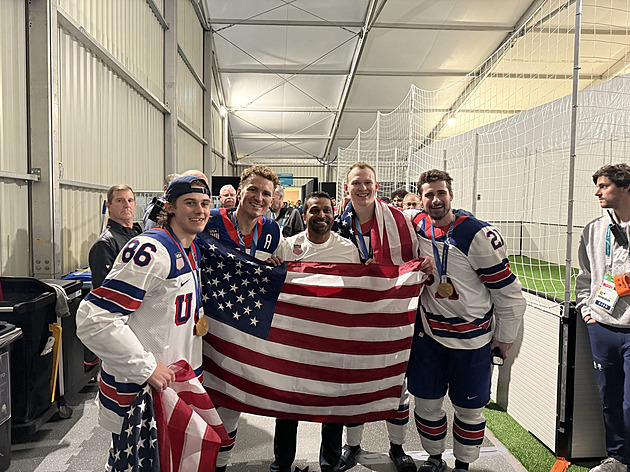 S medailí na krku, s pivem v ruce. Šéfa FBI kritizují, že slavil zlato v hokejové šatně