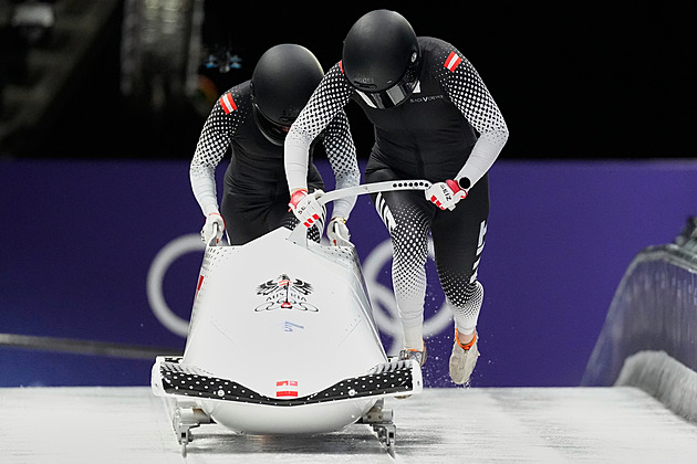 Rakouský čtyřbob se v Cortině převrátil. Pilot skončil v nemocnici