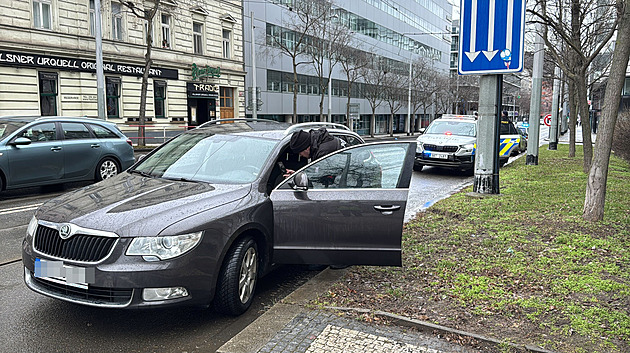 V Klatovech ukradla auto, zdrogovanou zlodějku zatkli policisté v Praze