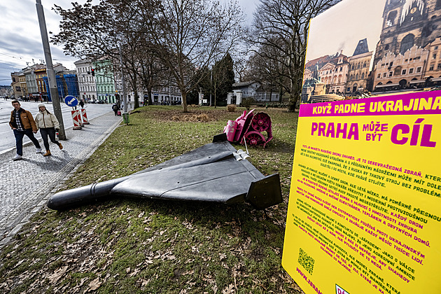 Symbol války na Ukrajině nevydržel v Ústí ani den. Maketu dronu někdo poničil