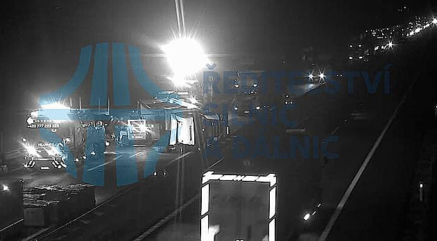 Dálnici D2 u Břeclavi ve směru na Brno zablokoval převrácený kamion