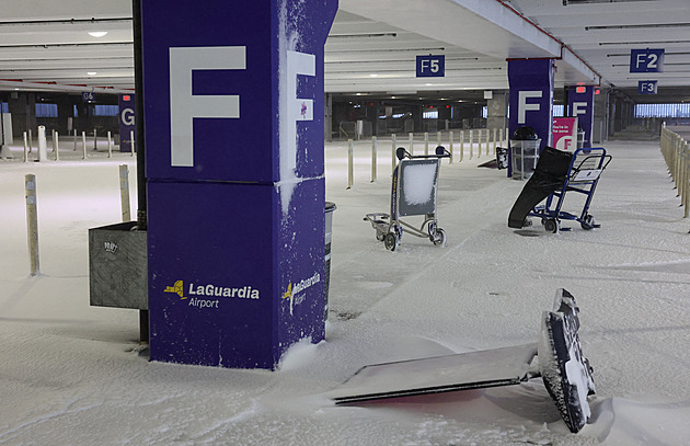 OBRAZEM: „Úplně nás to zaskočilo.“ Sníh paralyzoval americká letiště