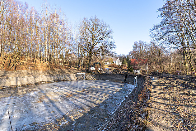 Mola, lávky, gabiony. Hasičská nádrž se mění na odpočinkový biotop