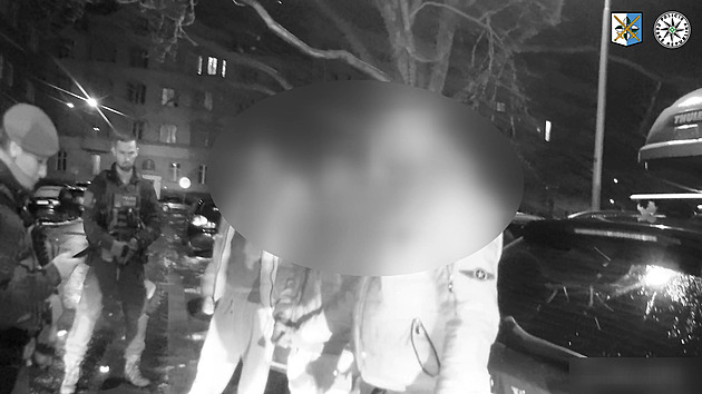 Cizinec v Ostravě uklouzl na ledě. Muži mu pomáhali na nohy a přitom ho okradli