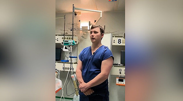 Popadl lékařku a proletěl s ní dveřmi. Nemocnice ukázala útoky pacientů