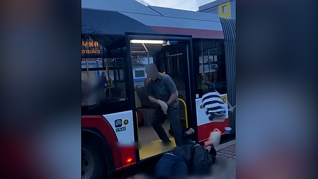 Uklidil ho jako pytel brambor, chválí lidé řidiče za vyhození opilců z autobusu
