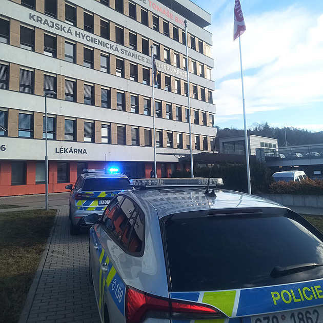 Anonymní e-mail hrozil bombou v Baťově nemocnici, areál prohledávala policie