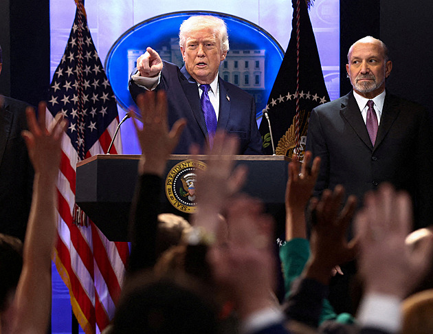 Trump utrpěl citelnou politickou porážku. Jeho celní politika ale dál škodí světu i USA