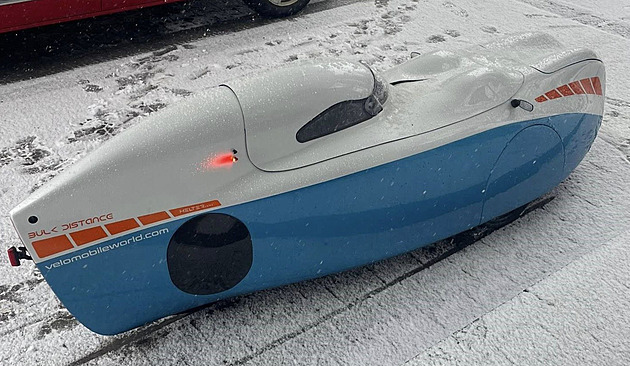 Futuristické zjevení v zasněžených Beskydech, policisté zastavili velomobil