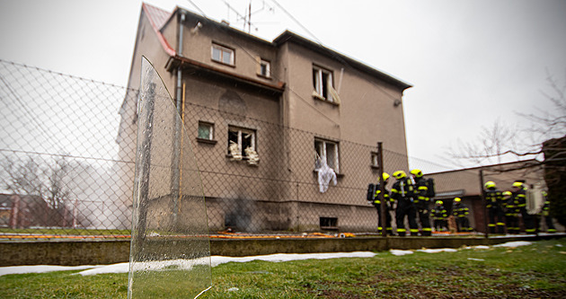 Opilý kutil demontoval plynový kotel, výbuch zapálil sklep a vysklil okna domu