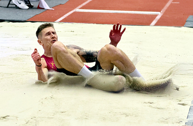 Centimetr, no... Juška oslavil další titul v hale, Meindlschmid ho přinutil k boji