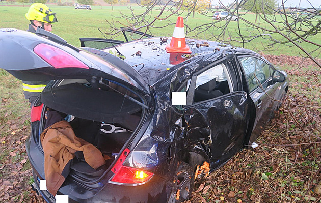 Dívka po bouračce nedýchala, zachránili ji manželé odcházející z návštěvy