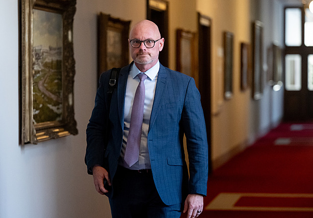 Revoluci na školách odložíme o rok, oznámil Plaga