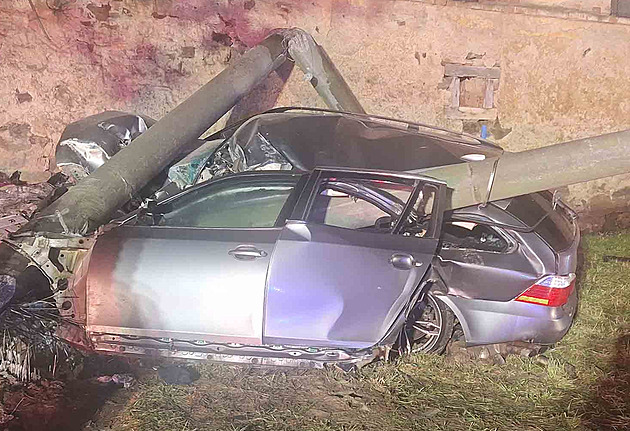 Mladík v BMW zemřel po nárazu do sloupů, deset domů bylo bez elektřiny
