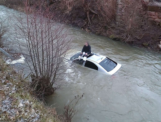 Rychle jedoucí mladík vletěl s autem do řeky, na záchranu čekal na střeše