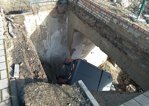 Pod zametacím vozem se v Brně propadl chodník, z díry ho vytáhli hasiči