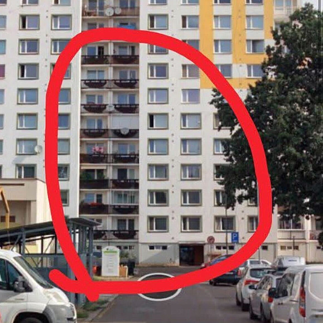 Výstřely, pak hrozná bolest. Někdo po nás pálil z balkonu, hlásil muž na policii