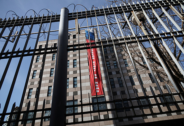 Vítězství bude naše, vyvěsilo si Rusko na ambasádě v Soulu. Město ho chce sundat