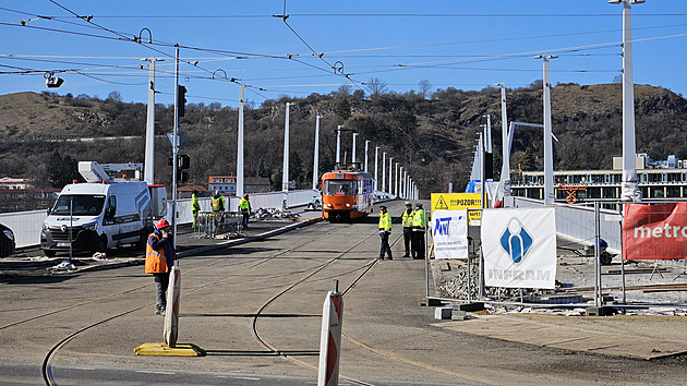 VIDEO: První tramvaj otestovala Dvorecký most, otevřou ho patrně v půlce dubna