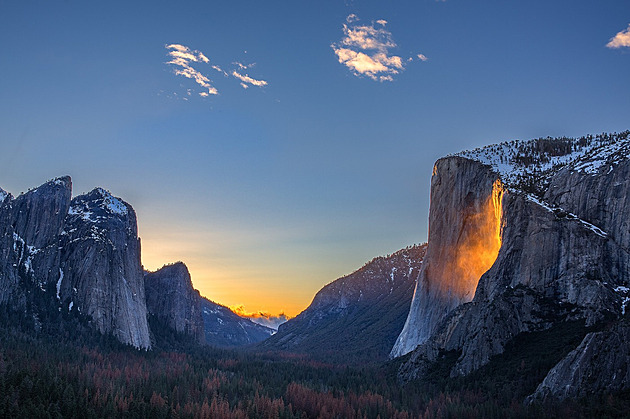 Ohnivý vodopád Horsetail Falls. Slunce vytváří optický klam jen pár dní v roce