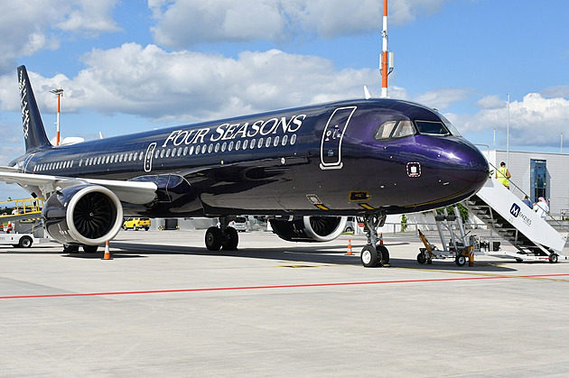 Letenka za miliony. V Praze přistál létající hotel Four Seasons pro vyvolené