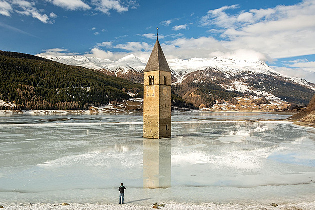 Na bruslích kolem kostelní věže vyrůstající z ledu. Vydejte se k Reschensee