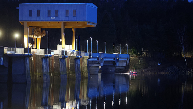 Strmé srázy a hloubka, na Dalešické přehradě dál hledají zmizelého potápěče