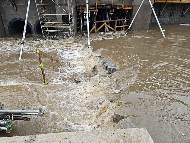 Stavba největší protipovodňové hráze je pod vodou, vystoupala během tří hodin