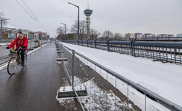 Vzývaný plán na Wonkově mostu se nezdařil, cyklisté zůstanou mezi chodci i po opravě