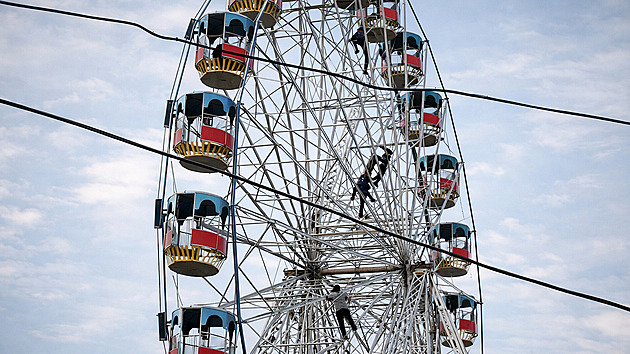 VIDEO: Panika! Na návštěvníky lunaparku v Indii zaútočil na ruském kole včelí roj
