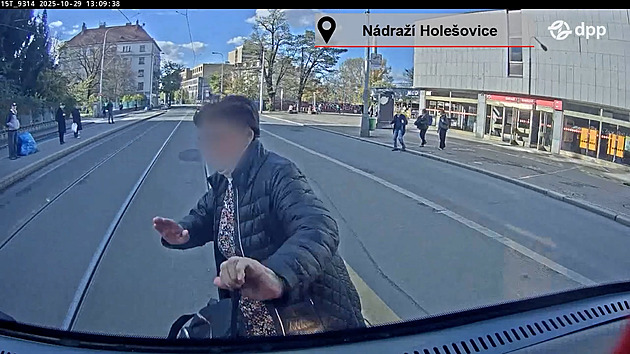 Chodec a tramvaj může být vražedná kombinace. DPP zveřejnil drsné záběry z nehod