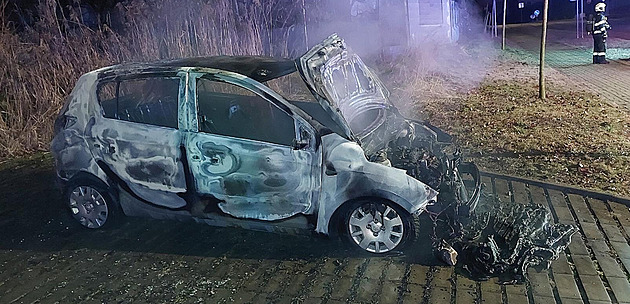 Zastupiteli v Hluboké žhář zapálil auto. Může to mít politický důvod, míní