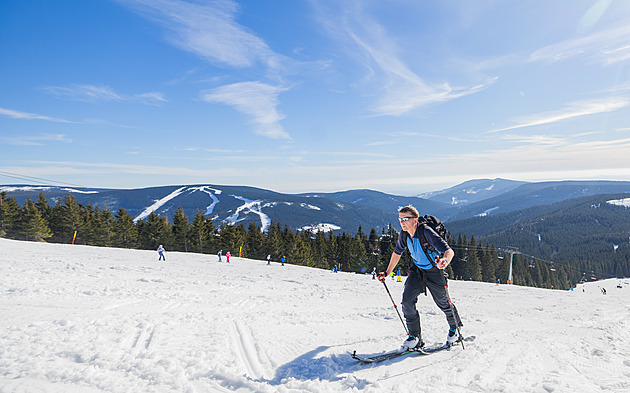 OBRAZEM: Jarní prázdniny v Krkonoších? Modrá obloha, výhledy a stále dost sněhu