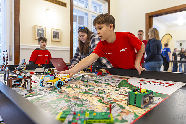 Školní týmy proti sobě nasadily roboty z lega, kraj turnajem láká děti k technice