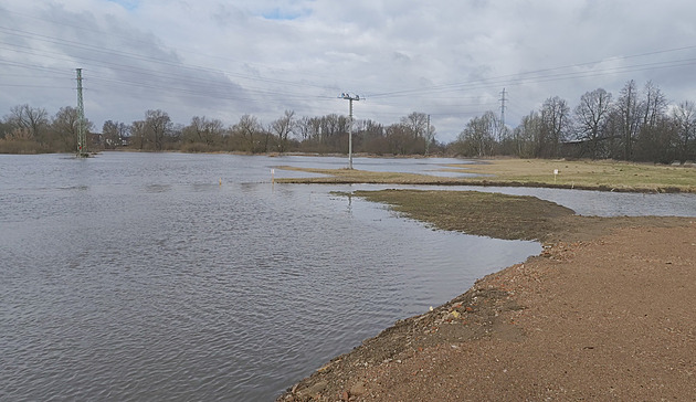 Stavbu přeložky zalila voda z Orlice, na silnice v kraji letos půjdou dvě miliardy