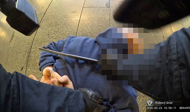 VIDEO: Opilý agresor močil v metru, strážníci při zásahu použili i slzný plyn