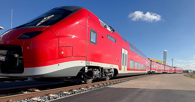 Alstom zkouší ve Velimi nové patrové vlaky. Mohly by jezdit ve středních Čechách