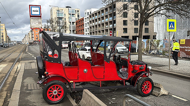 Historický automobil srazil muže na přechodu, kvůli nehodě stály tramvaje