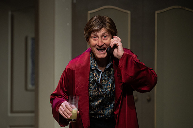 RECENZE: Kterak si Josef Carda a Dana Morávková zařádí v apartmá hotelu Plaza