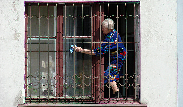 Konec šmouh a špinavých rámů. Jak na jarní mytí oken moderně a bez chemie