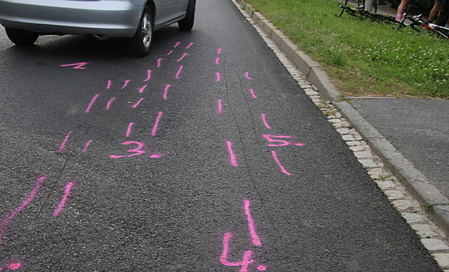 Rozčílená řidička vybrzdila skupinku cyklistů, nelíbil se jí jejich styl jízdy