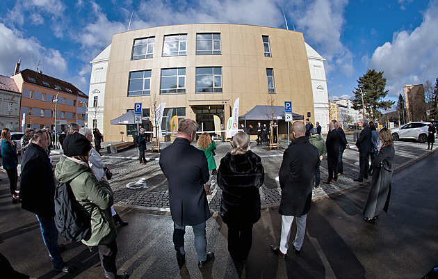 Žáky střídají úředníci. Nové srdce Doubravky je po rekonstrukci hotové